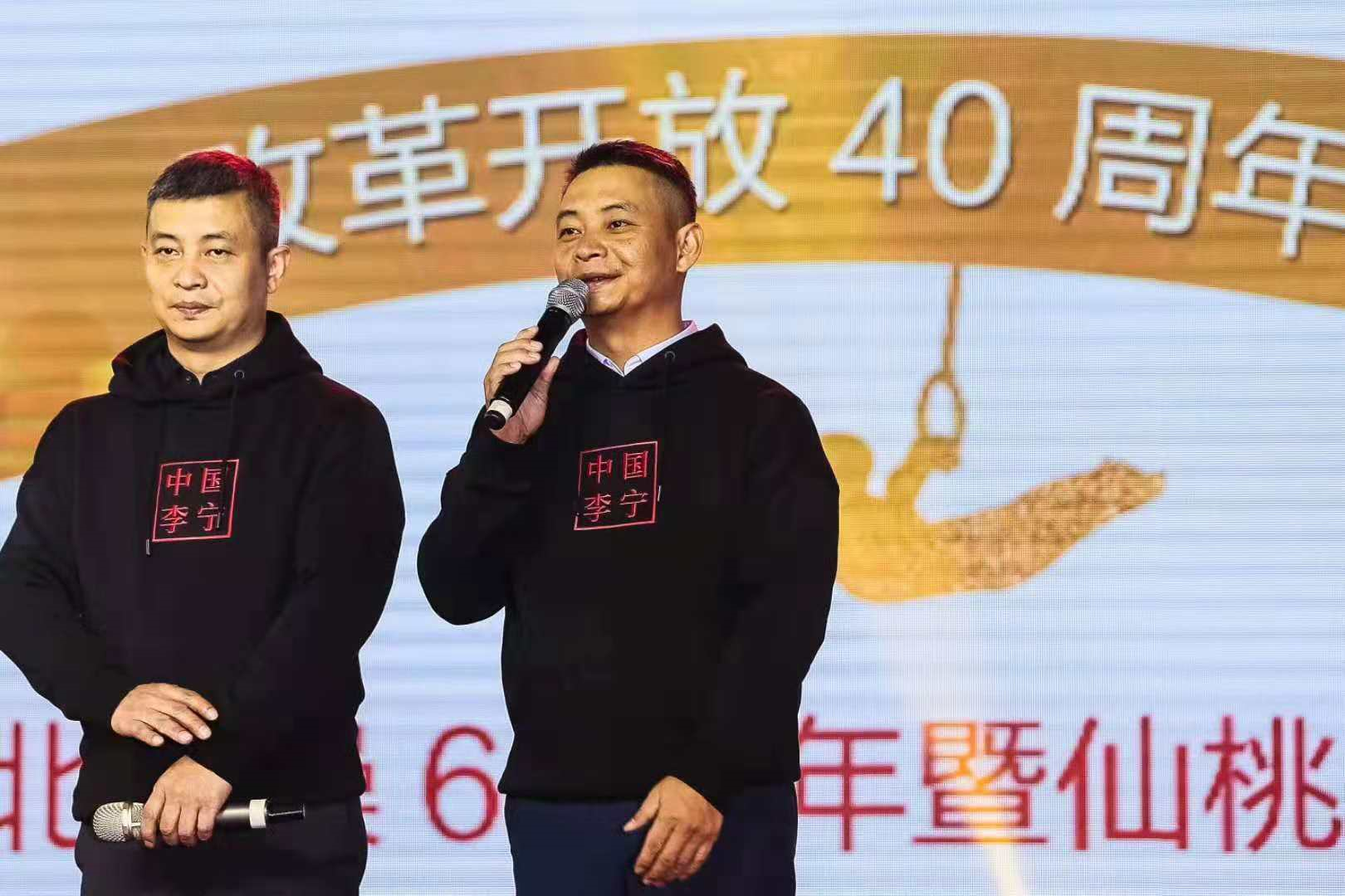 原创李小双李大双合体推广高尔夫,小双挥杆气势足,兄弟俩均现啤酒肚