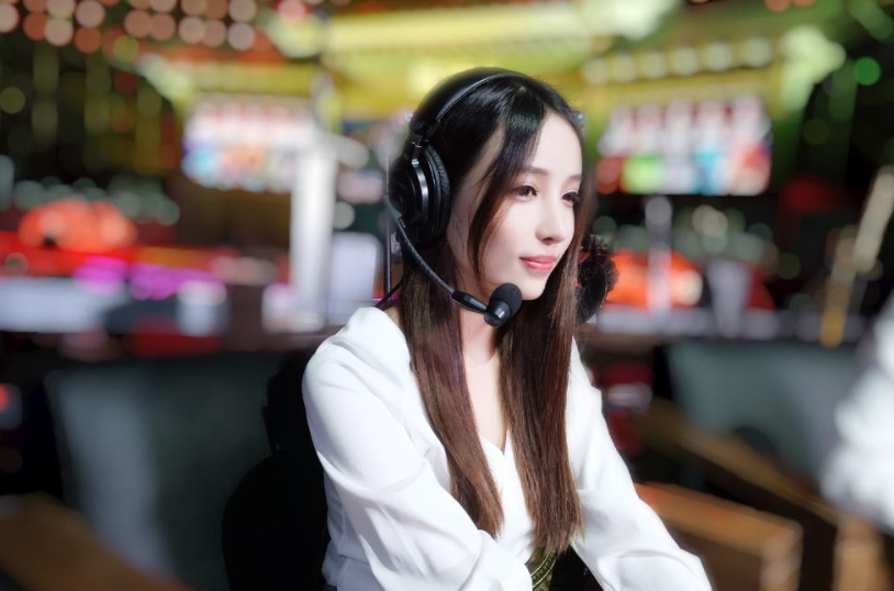 DOTA2:好女孩直播透露成为TI9官方解说,网友