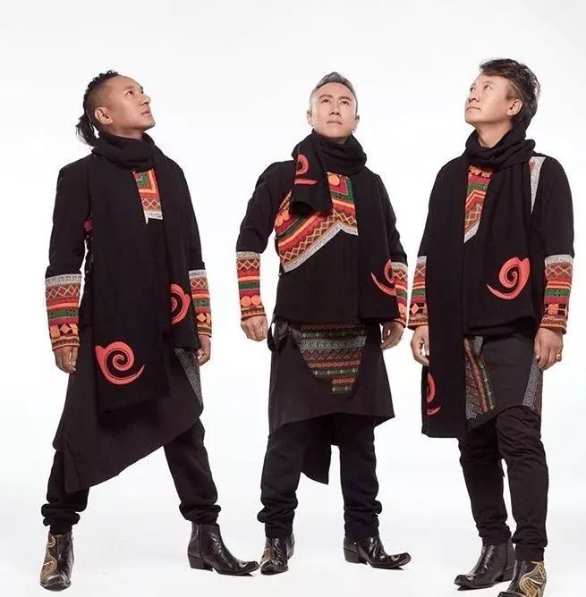 彝人制造彝人制造是来自四川大凉山的三个彝族小伙子,他们成立于1996
