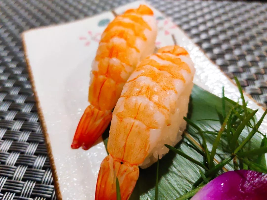 仅需128元新鲜刺身拼盘北极贝寿司红蟹子寿司给予你最高的味蕾享受