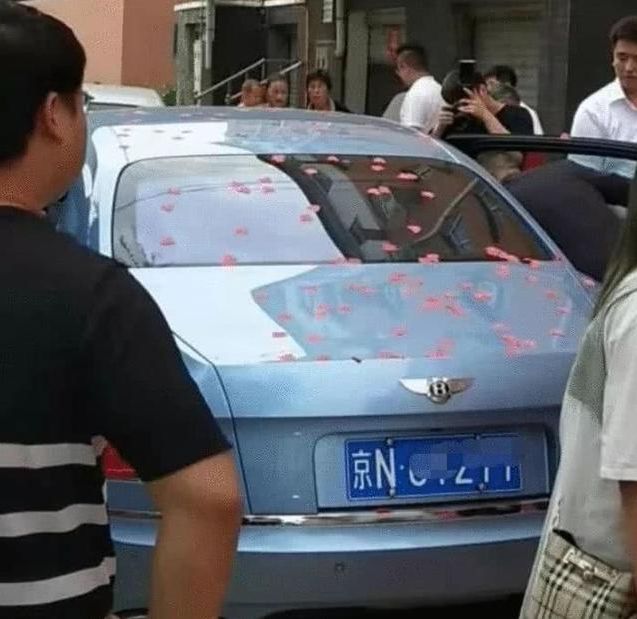 岳云鹏开豪车回河南参加姐姐婚礼比草根明星王宝强回乡还气派