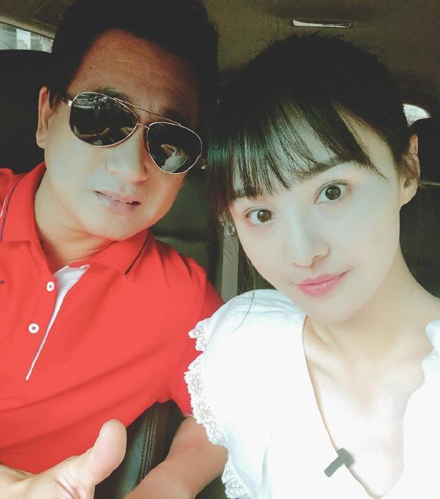 郑爽妈妈评价张恒!转过头暴露真实颜值,网友:确定是母女?