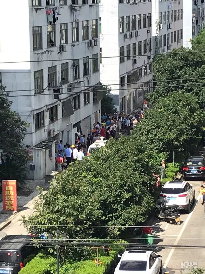 揪心!早上台州一小孩从楼上坠落,暑假家长们一定要看好孩子