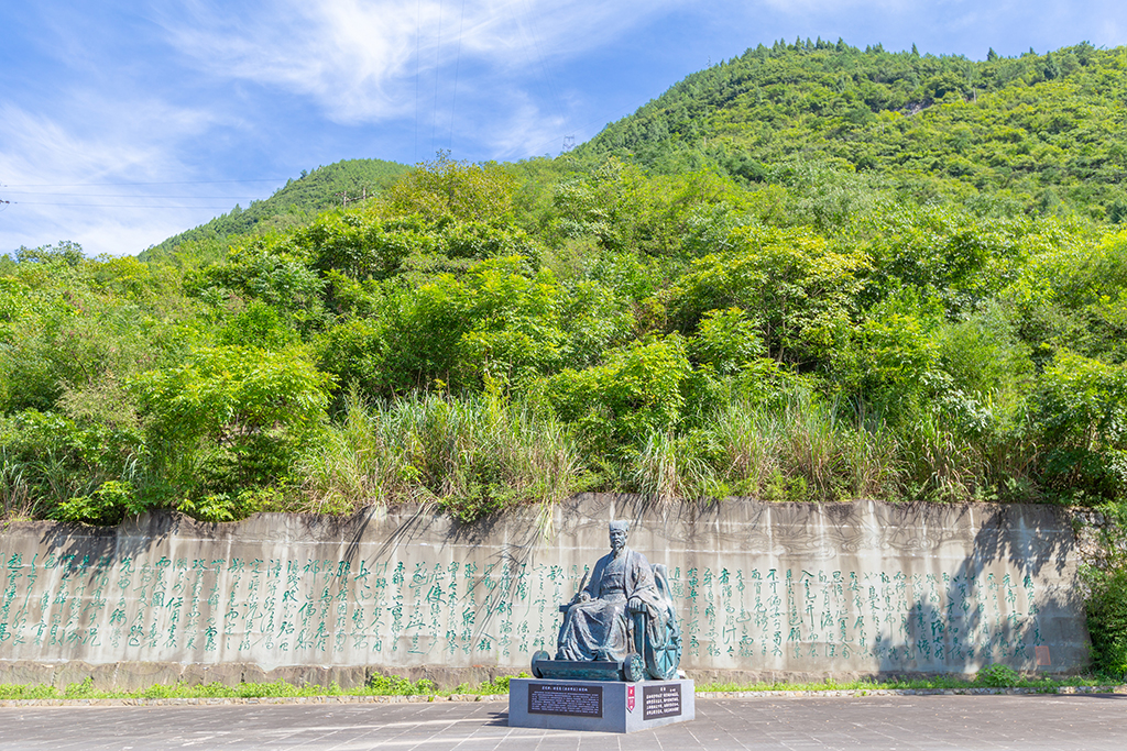 国内古代连接南北的唯一通道，已有2300多年历史，因李白而闻名