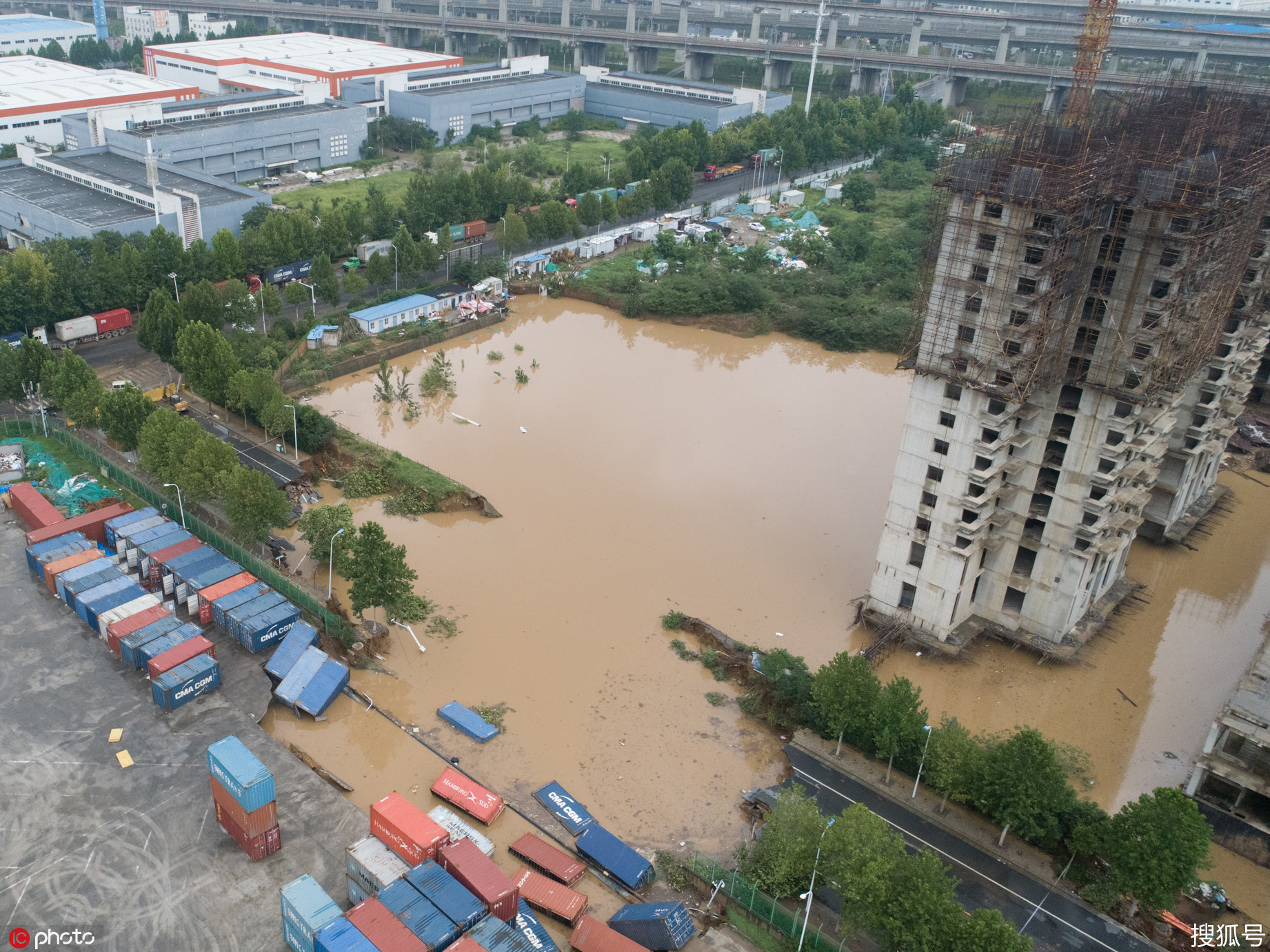 河南郑州暴雨后这段路塌陷数十米成"大坑"