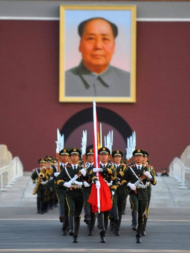 中国第一升旗手:退伍不沾“旗光”,婉拒50万年薪