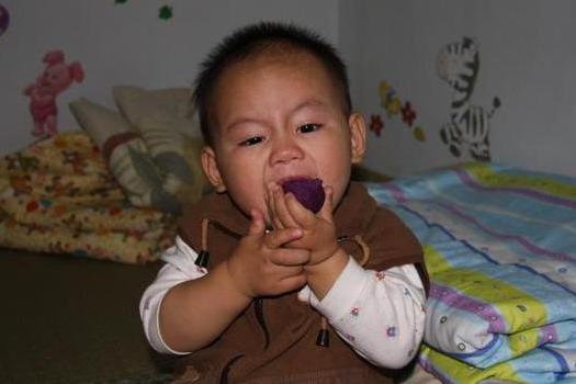                     5岁女娃长不高，医生检查出是肠胃坏死，这2样食物可别给娃吃了
