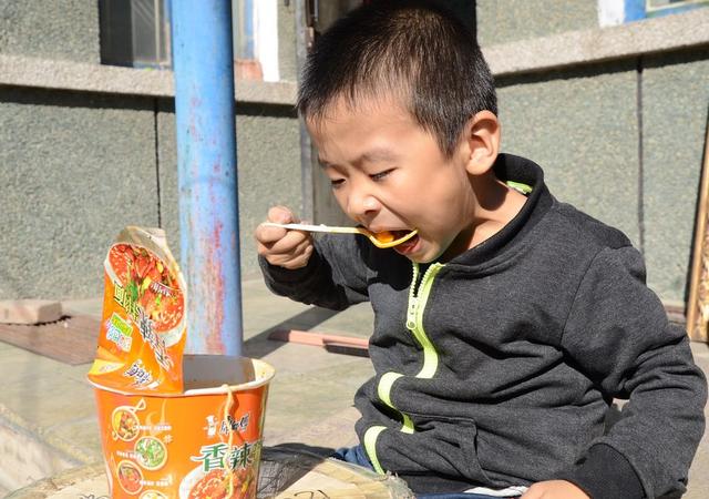                     8岁男孩查出肠癌，是因妈妈天天给孩子吃这早饭，家长们要注意了