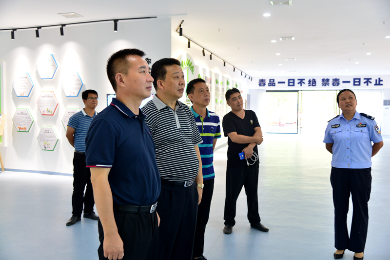 詹丹志同志到百口新市民居住区警务室及县禁毒预防教育基地调研