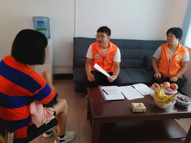 社区戒毒暖民心杜岭街道办事处禁毒社工对社区戒毒人员进行帮教