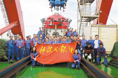 好运输车和干冰,把十几天来"深海勇士"号带上来的冷水珊瑚,冷泉生物