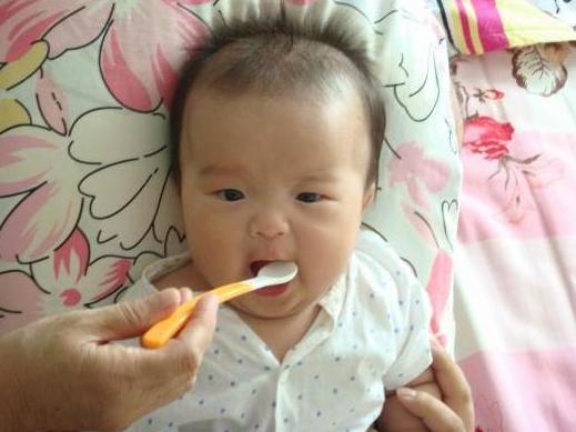                     5岁女娃长不高，医生检查出是肠胃坏死，这2样食物可别给娃吃了