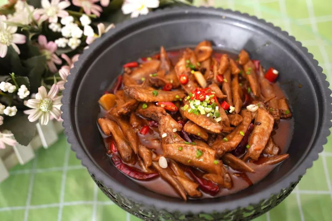 红烧鸡翅尖口感细腻肉质鲜嫩让人回味无穷