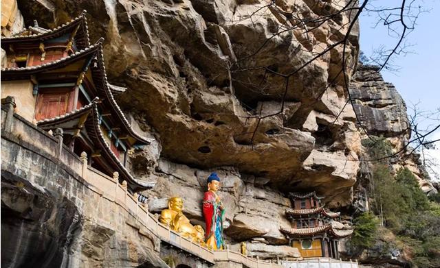 宝相寺与石钟山石窟同在石宝山景区内,朝代可远溯至元代,我们现在