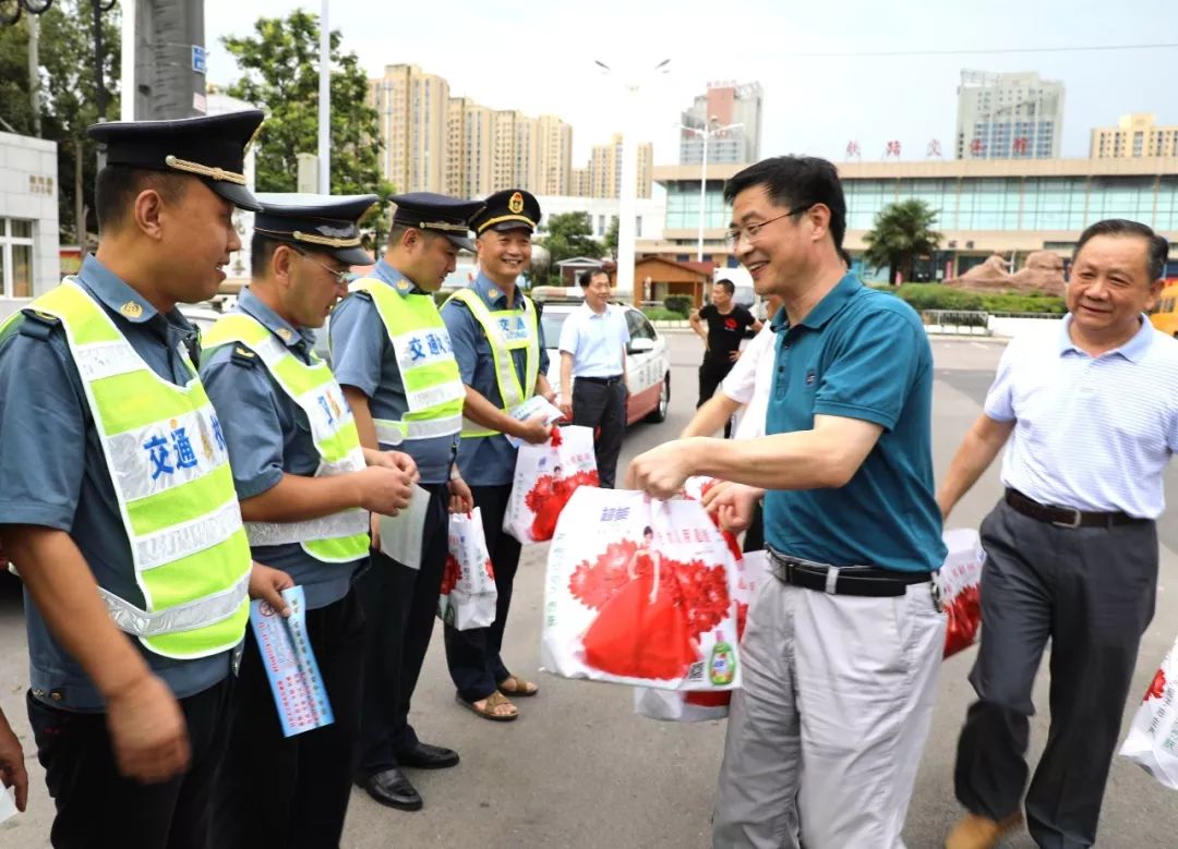 市交通运输局韩海林局长慰问一线运政执法人员