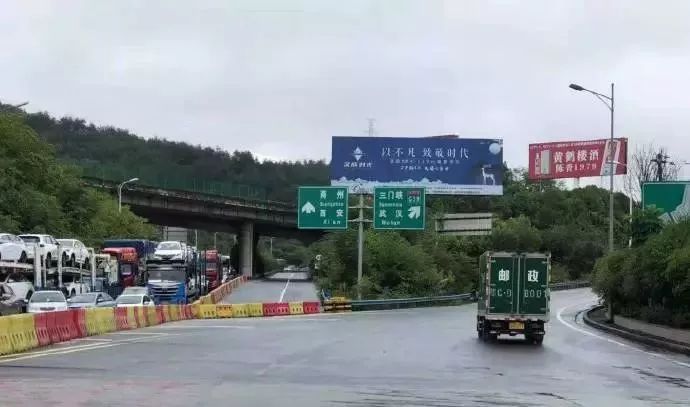 3,从十堰城区的g7011十天高速张湾收费站上高速进入陕西境内.