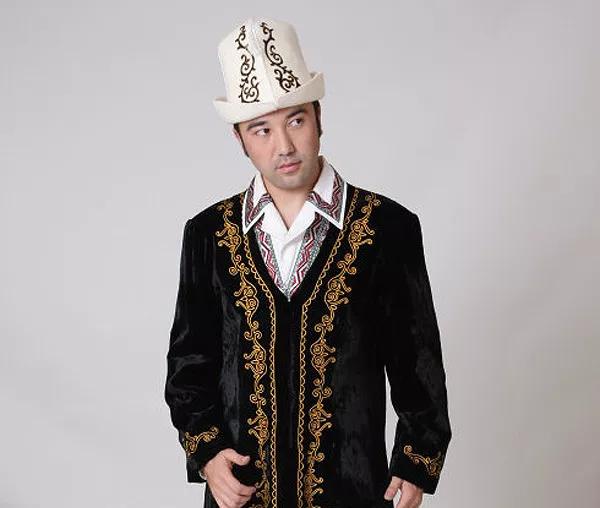 夏季柯尔克孜族男子喜欢穿白色的衬衫和黑色的坎肩,戴上这种白毡帽
