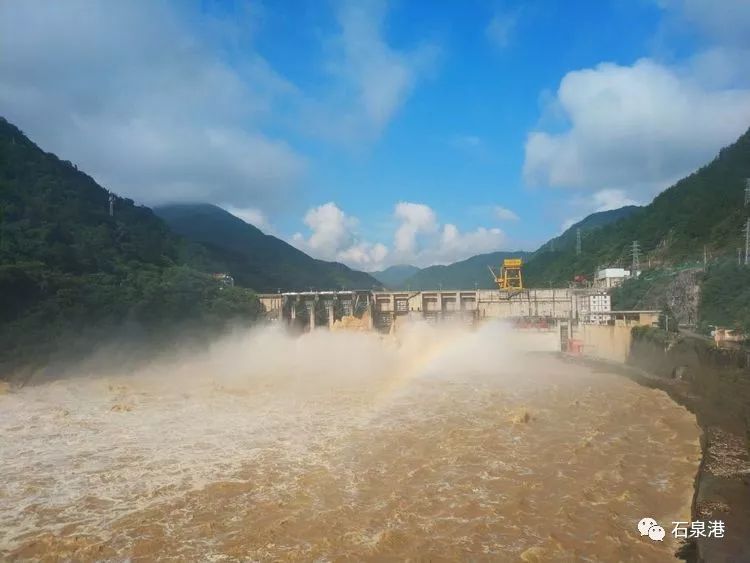 实拍│石泉水坝开闸泄洪阳光下现美丽彩虹