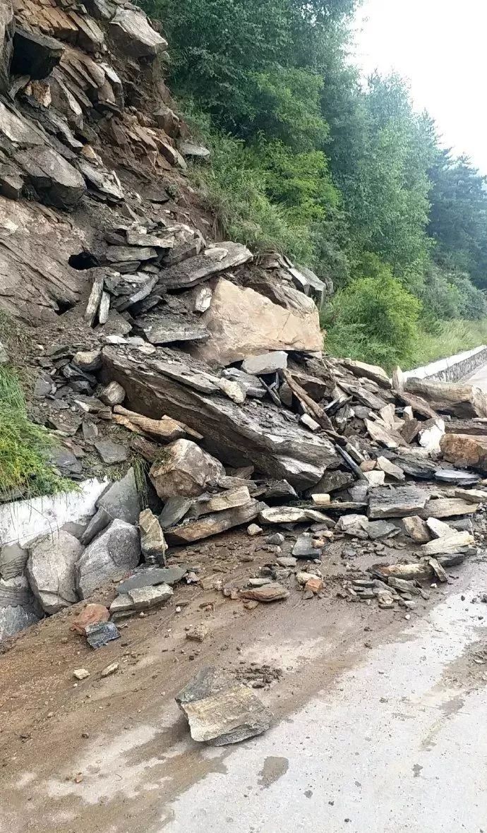 山西这里遭遇泥石流,落石塌方,多辆车被困!