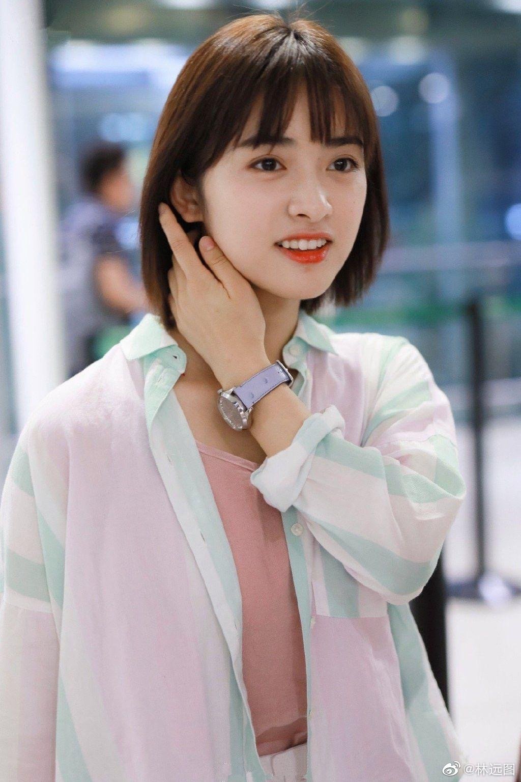沈月的机场被拍齐肩短发清秀甜美气质不错