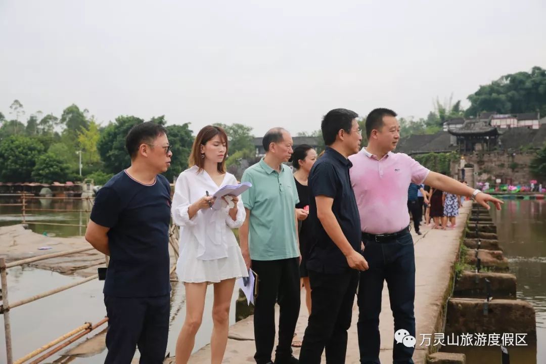 随后,李劲渝副区长在万灵山公司会议室召开荣昌第六届七夕河灯旅游
