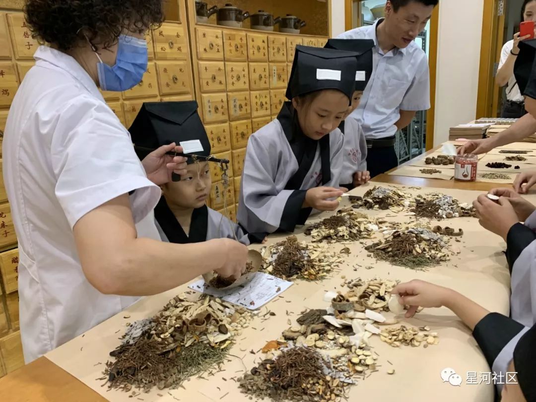 天天向上好好学习锦章堂中医院的姜顺凯院长首先向大家介绍了中医的