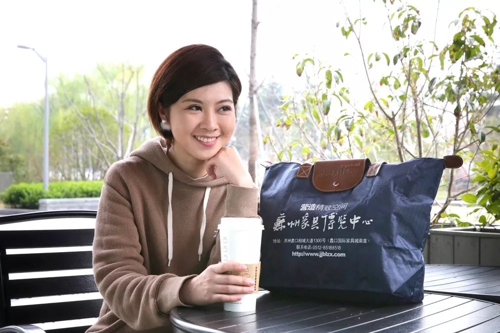 中午12:00,留言点zan数超过 30的,均能获得广电主播张鑫同款手袋一个