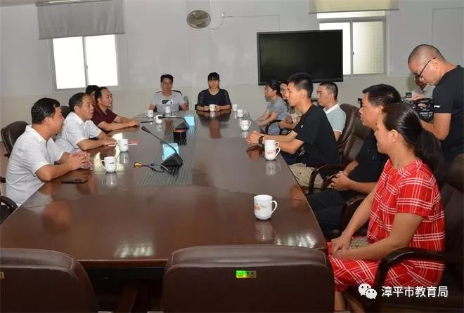 8月5日,市委书记陈论生来到漳平一中看望慰问优秀学子林诗雨及其父母