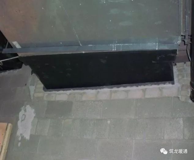 套管材质选用不小于 2mm 厚钢板,套管应大于风管周圈 50mm,套管与风管