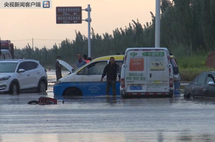 新疆库车突发洪水冲毁道路十多辆汽车被困