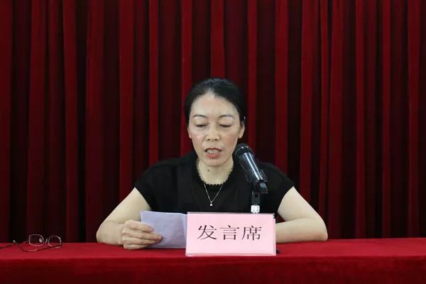 会议邀请了市委党校汪善翔教授上了一堂题为"不忘初心,牢记使命,做