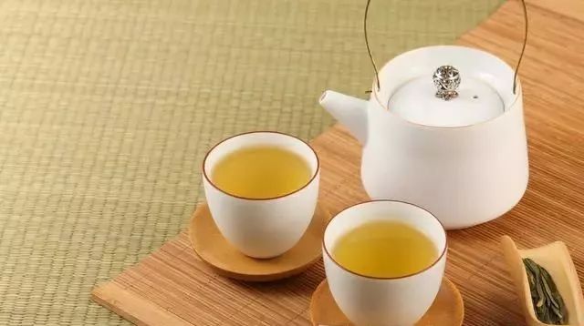 绿茶"最忌讳"先放茶叶再倒水,想要茶味香浓,牢记正确泡茶法