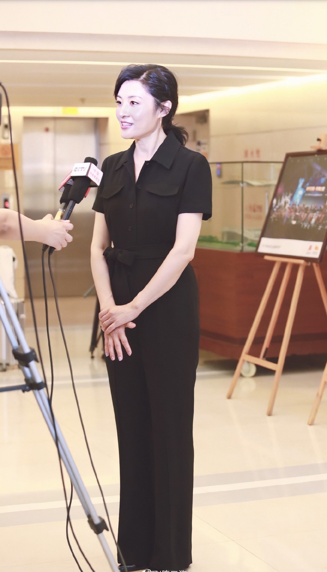 原创央视主持人周涛已经51岁了一袭连体裤配马尾辫时尚霸气太年轻