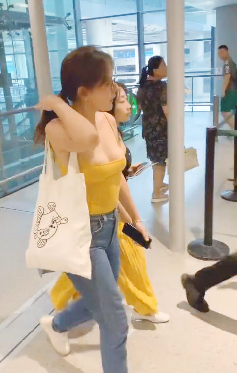 热依扎细吊带穿出自信少女肌闪耀出新高度美扎笑靥如花
