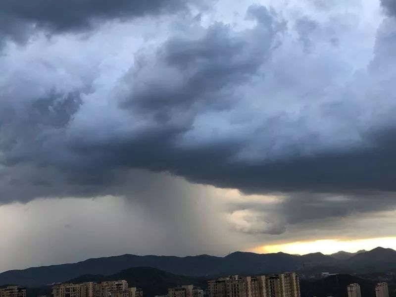 袁火菊作品暴风雨前的天空