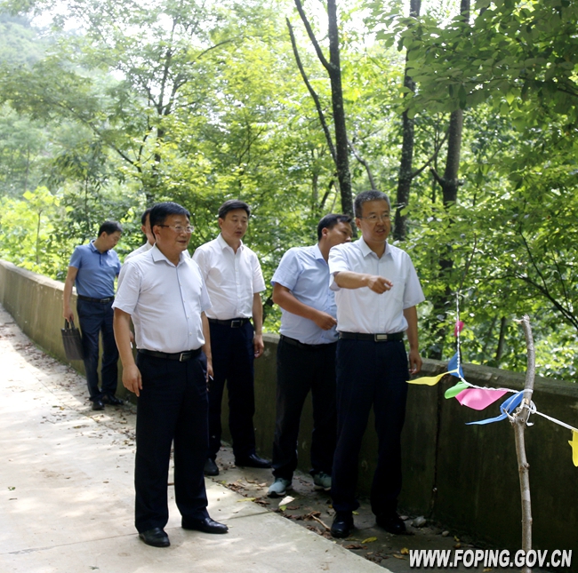 8月5日,市委常委,常务副市长陈晓勇带领相关部门到我县检查防汛救灾