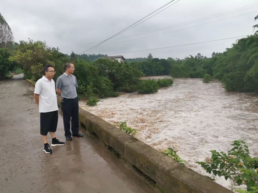 组织部部长贺梦胜在研经镇查看灾情县人大常委会副主任贾伯玉查看四合