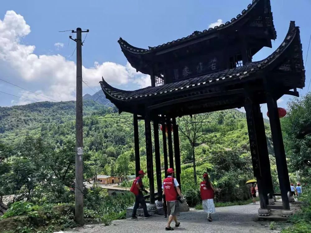 它位于张家界市桑植县的九天洞旁,按说,随着九天洞的旅游开发,它也