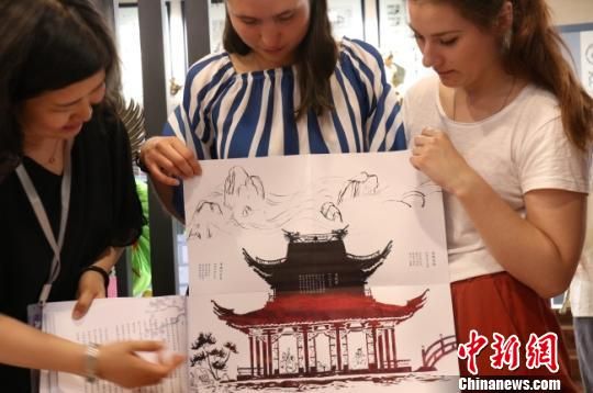 俄罗斯学生甘肃制作手工书:乐于亲朋分享中国文化 澳门皇冠棋牌