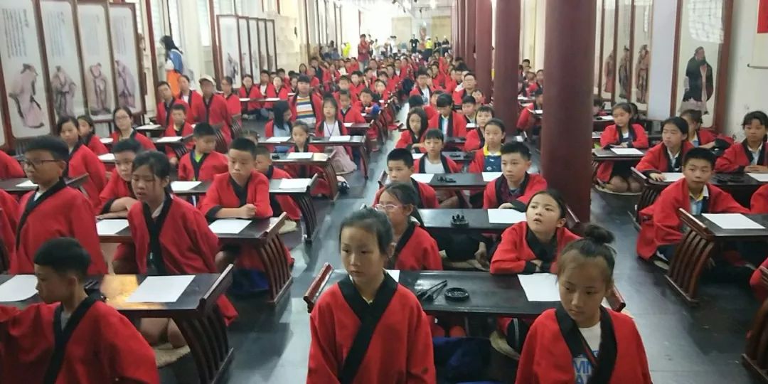 同学们经过集贤门,太学门和琉璃牌坊后,走到了国子监的中心建筑