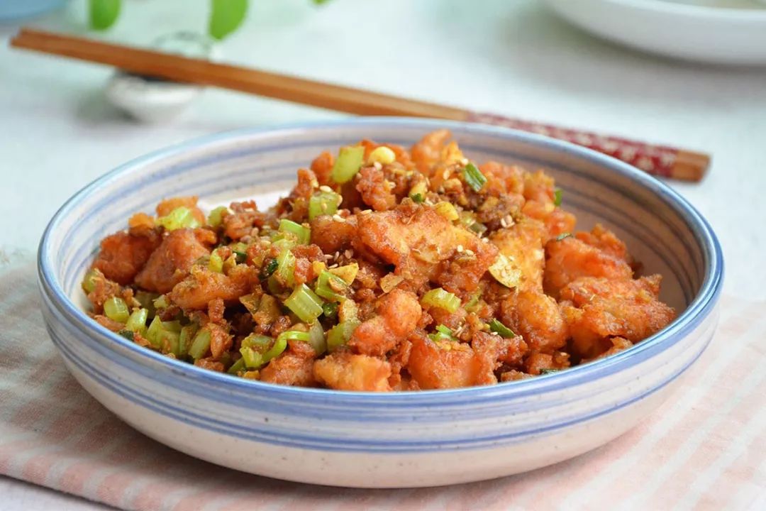 香酥鸡丁:可当零食可当菜,味道棒极了,孩子抢着吃