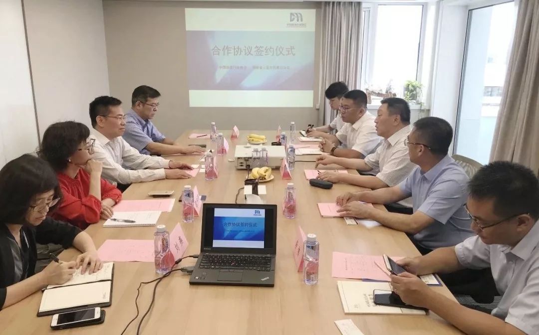 中国拍卖行业协会与凤凰公证签署合作协议探索拍卖公证创新模式