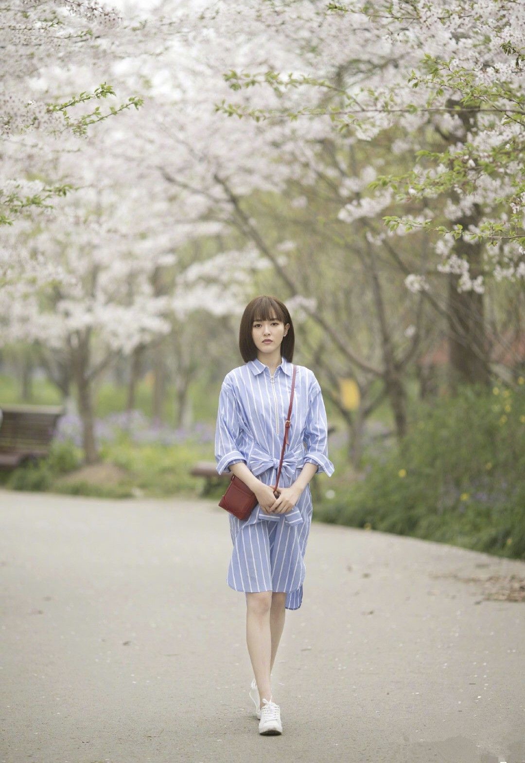 唐嫣穿“学生装”简直了,秒变少女,配合背景毫无违和感
