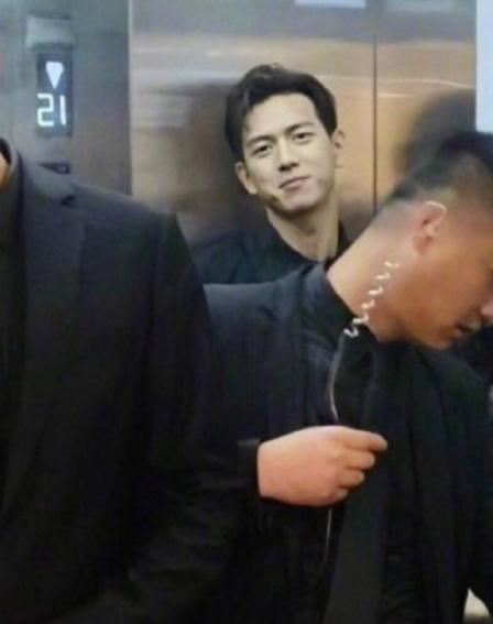 李现坐电梯被挤到墙角,有谁注意他的表情,网友:不太聪明的亚子