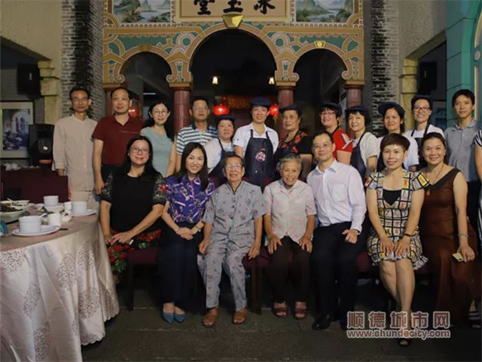 均安镇党委书记陈宇莹与与会嘉宾合影.