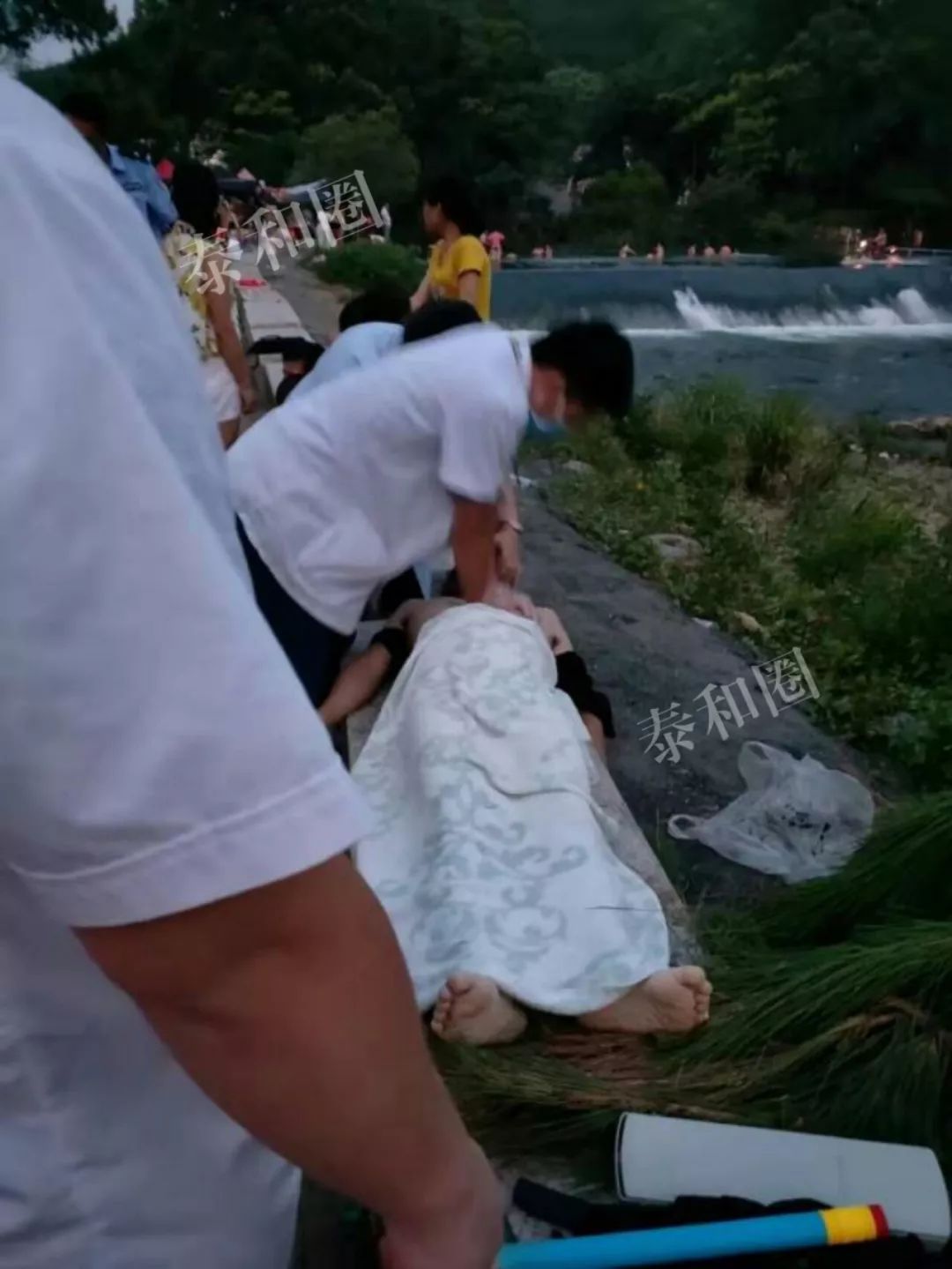 一男子游泳溺亡!疑为救儿子遇难.