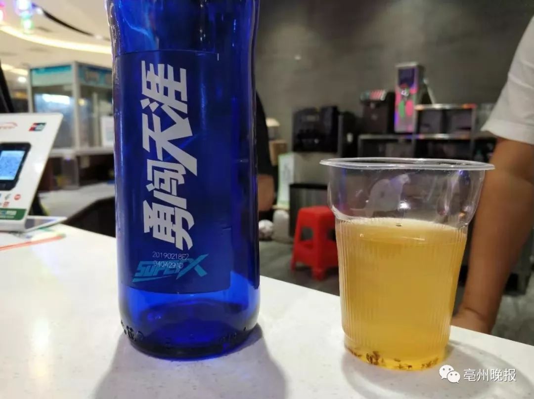 亳州已经有人在雪花啤酒内"喝"出一堆死虫了,快看看你有没有喝过这种.