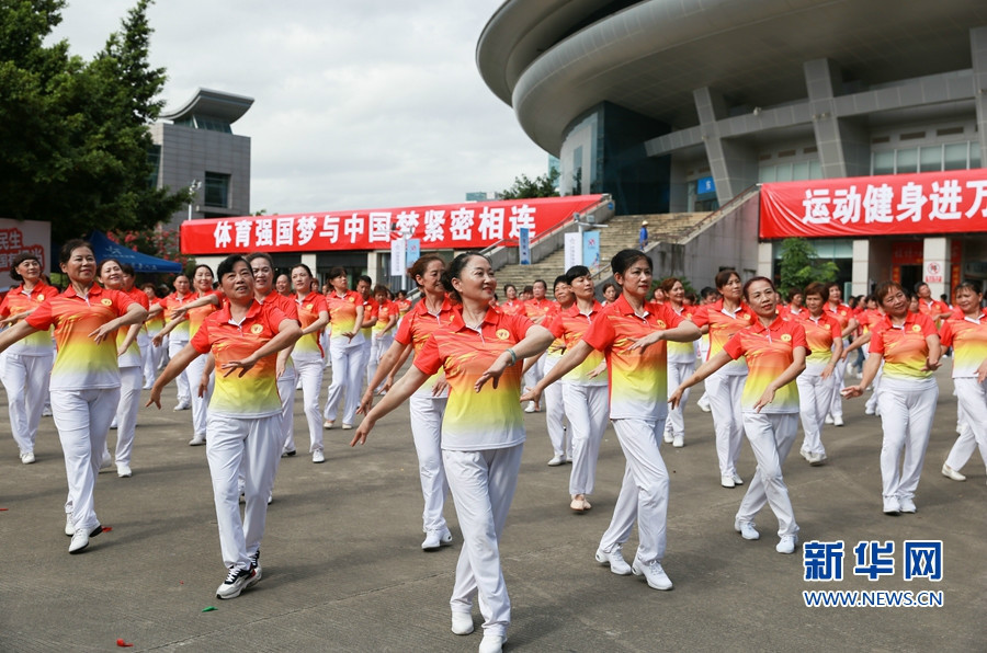 作为福州市民喜闻乐见的健身运动,广场舞项目也参加了当天的展演.