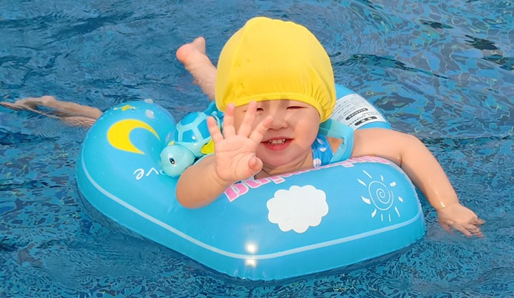 万万没想到，婴儿游泳竟会给宝宝带来这么多的变化！ 婴儿游泳的好处有哪些 坚持婴儿游泳的好处 婴儿游泳有哪些好处 婴儿游泳需要注意什么