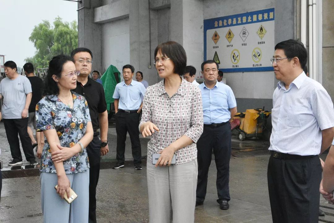 图为督导组在河东区太平街道金盛泰物流园调研督导物流园区大气污染